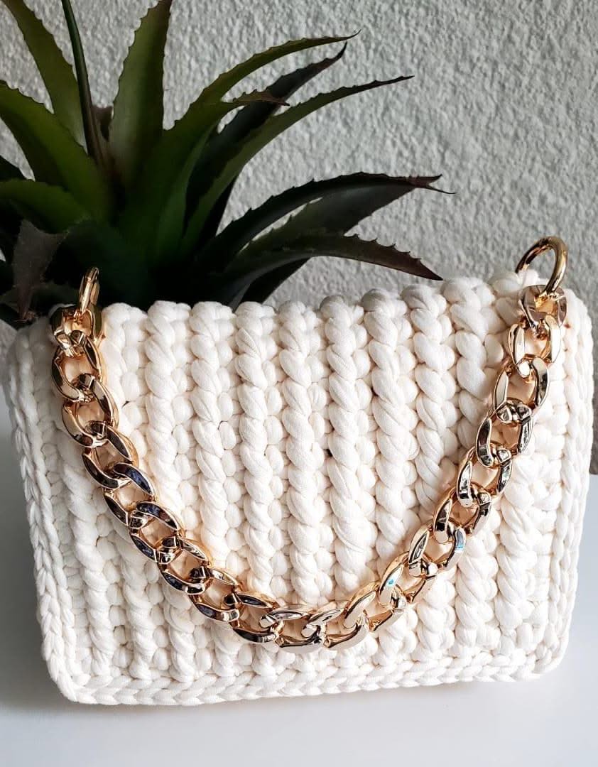 Lady Katrina- Kathline SALVANT 19 cm Large ×14 cm Long/ couleur : crème Petit sac à main Fabriqué en Haïti #LK4